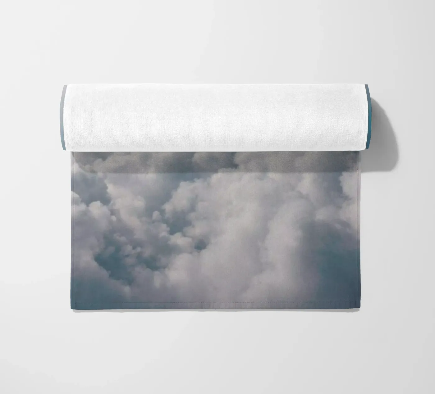 Clouds I Strandtuch von Sebastian Hilgetag