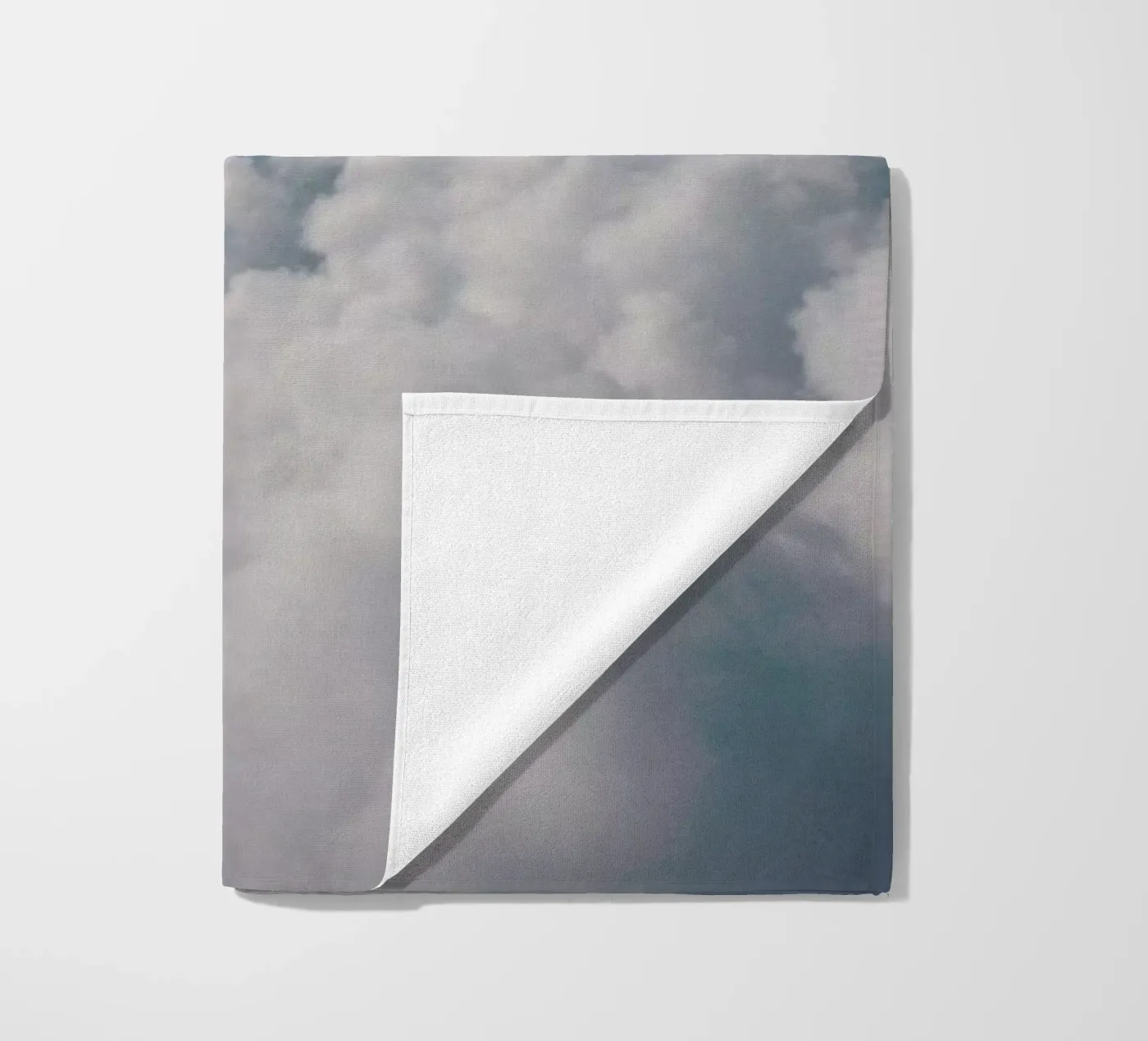 Clouds I Strandtuch von Sebastian Hilgetag