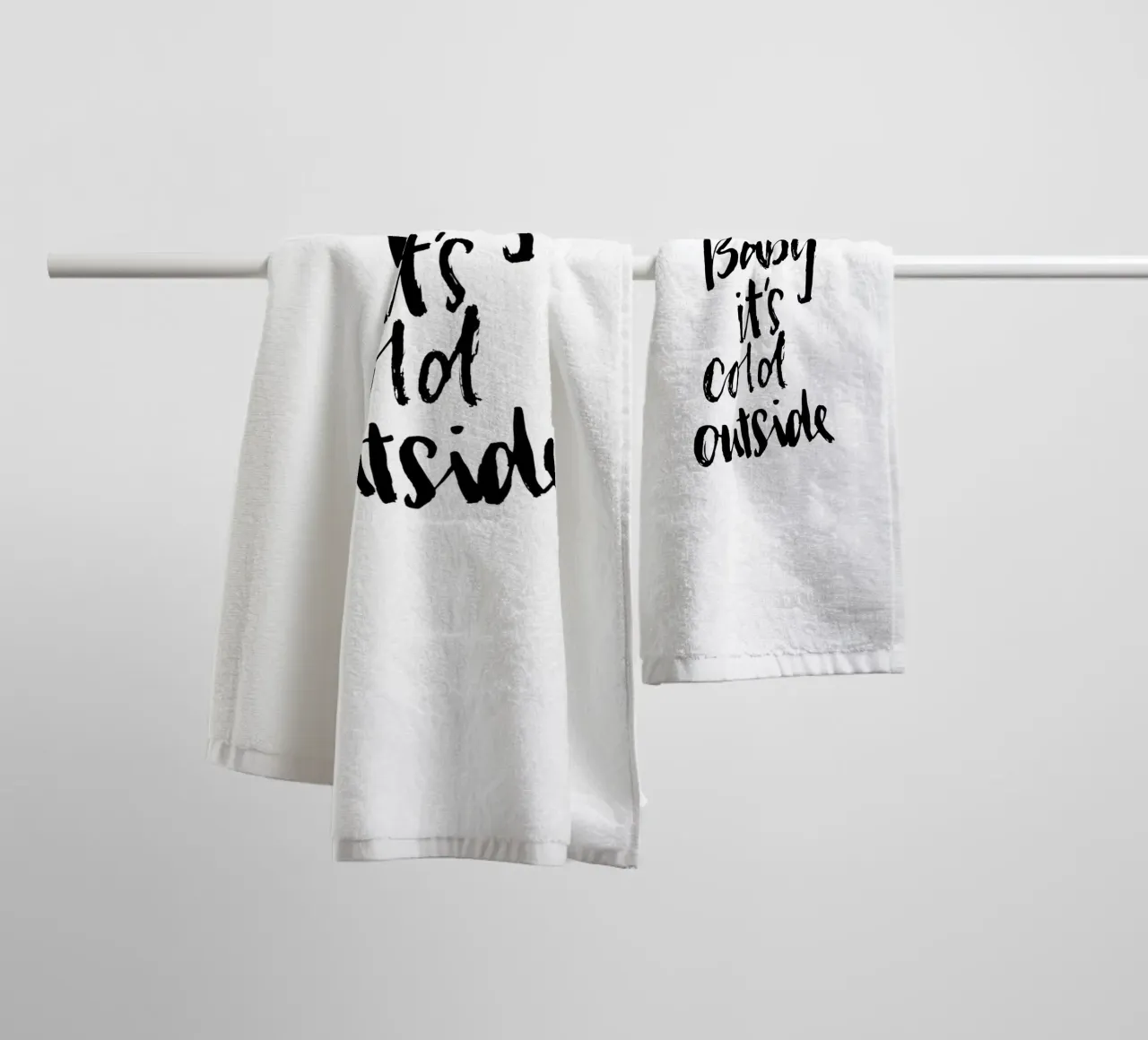 Baby It's Cold asciugamano da bagno da Brushmeetspaper