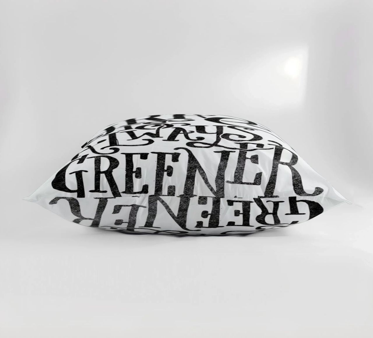 the grass is always greener cuscino da Matthew Taylor Wilson