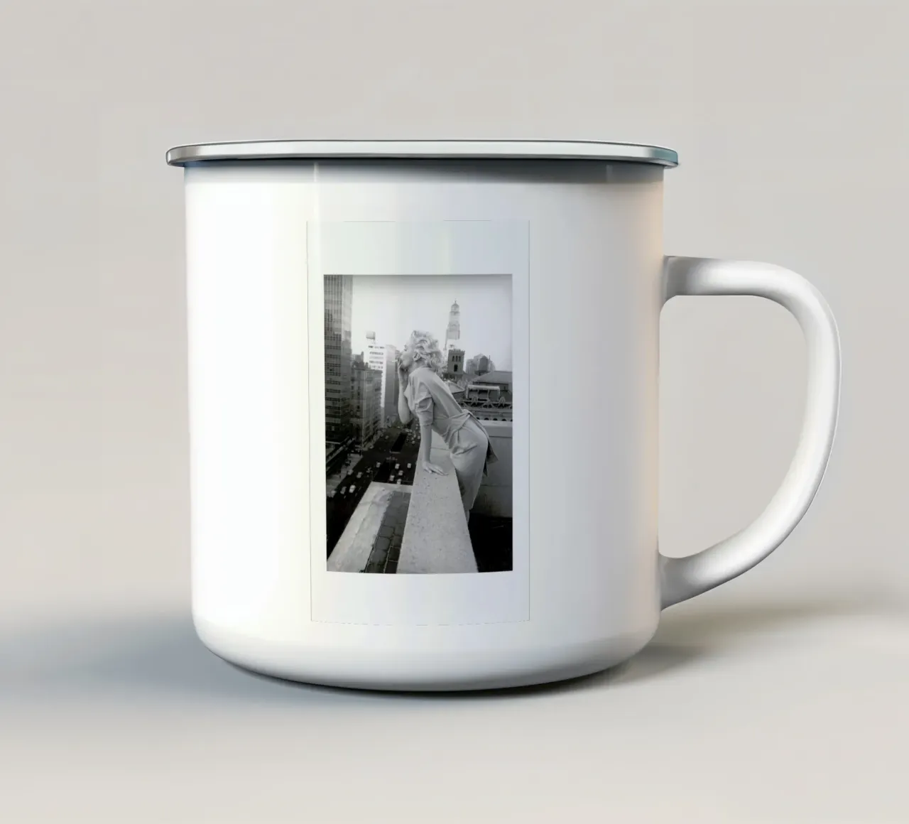 Marilyn Monroe in New York, 1955 tazza in smalto da Gallery Print and Art Limited