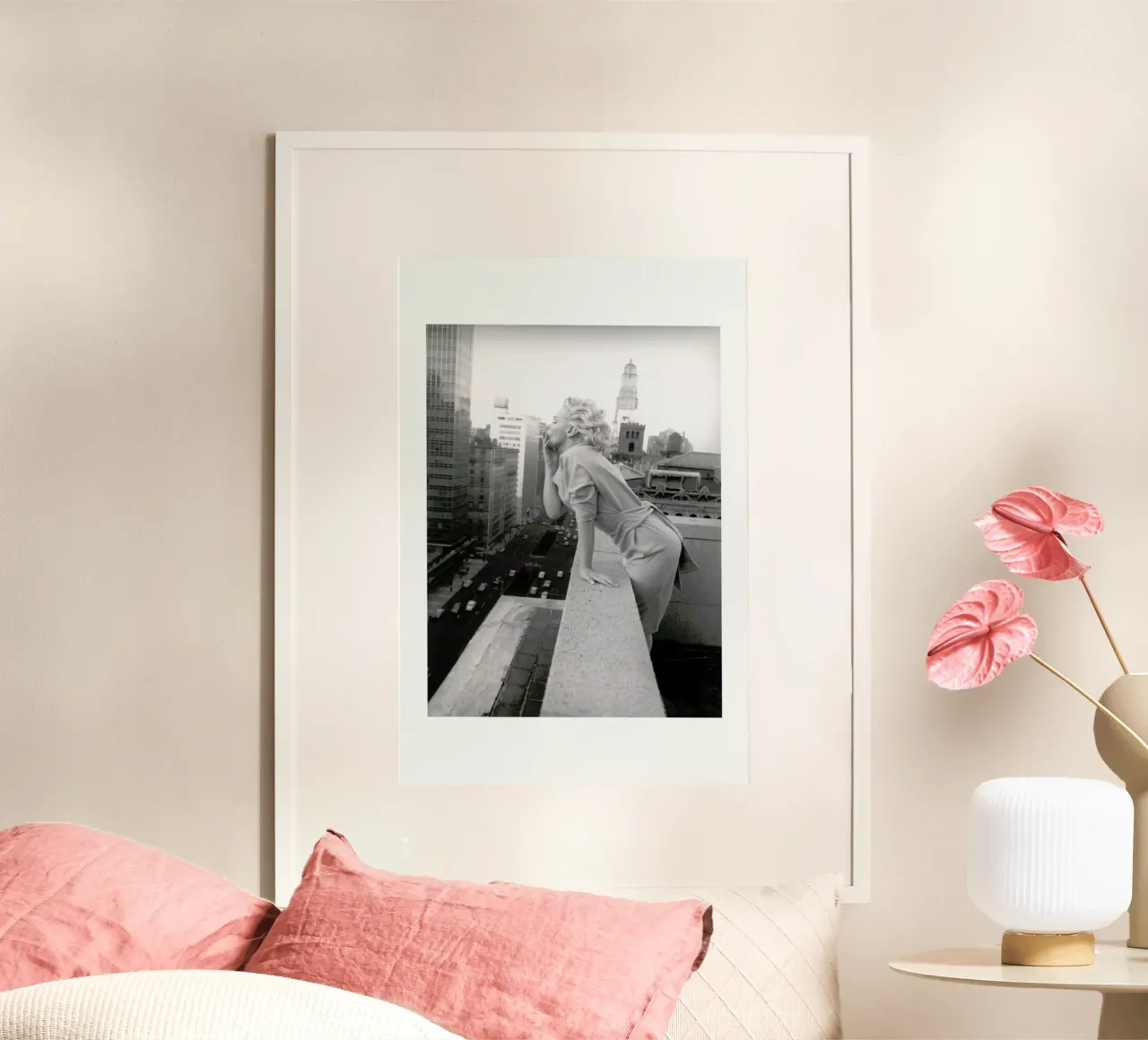 Marilyn Monroe in New York, 1955 poster con telaio in legno da Gallery Print and Art Limited