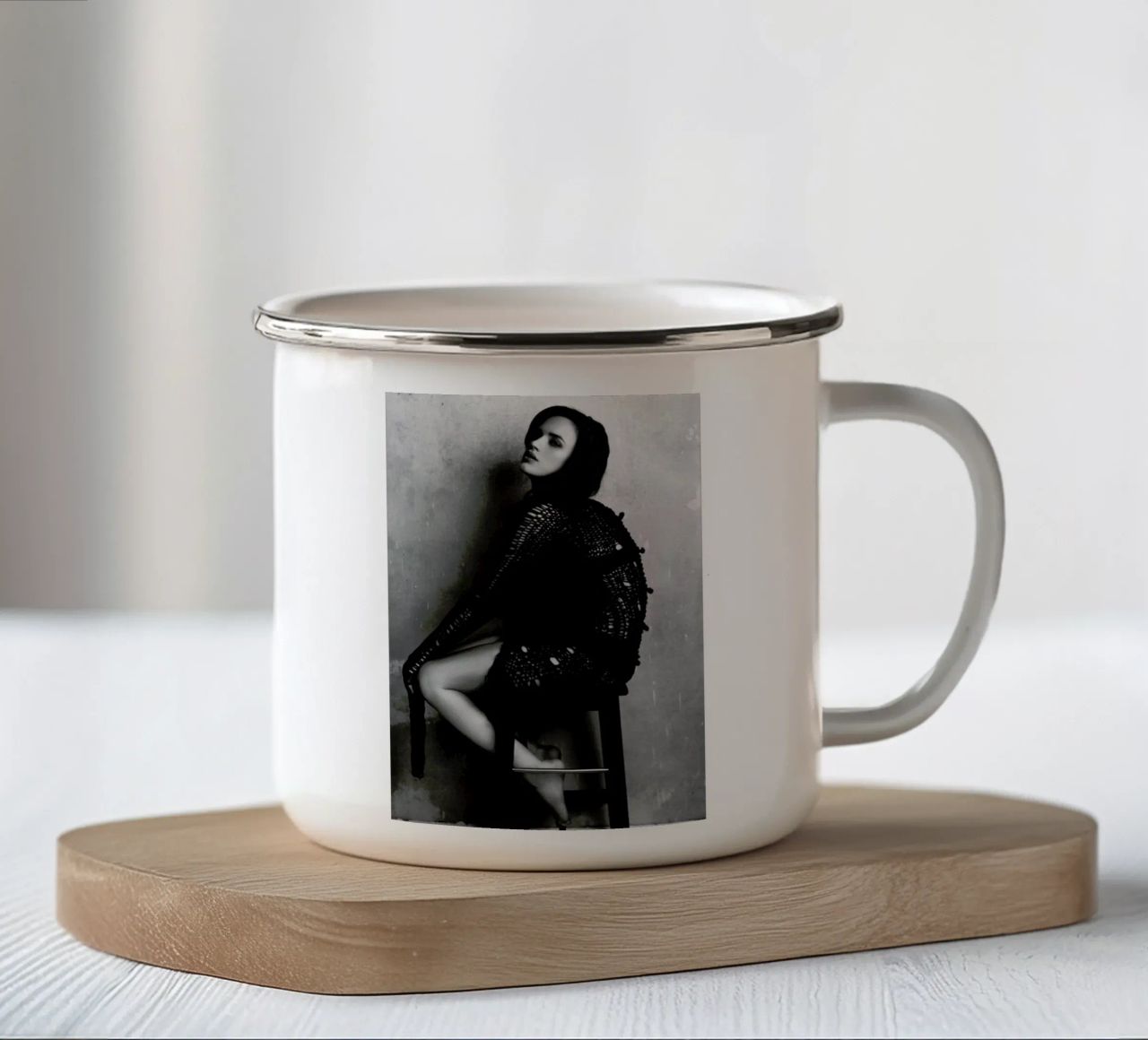 Sirens of the Caspian I tazza in smalto da Sebastian Hilgetag