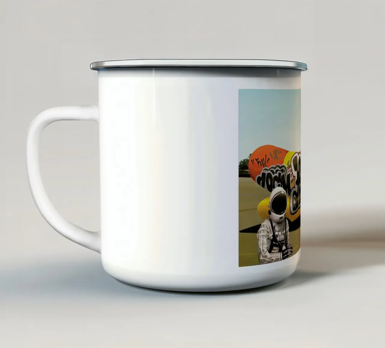 Wienermobile tazza in smalto da Scott Listfield