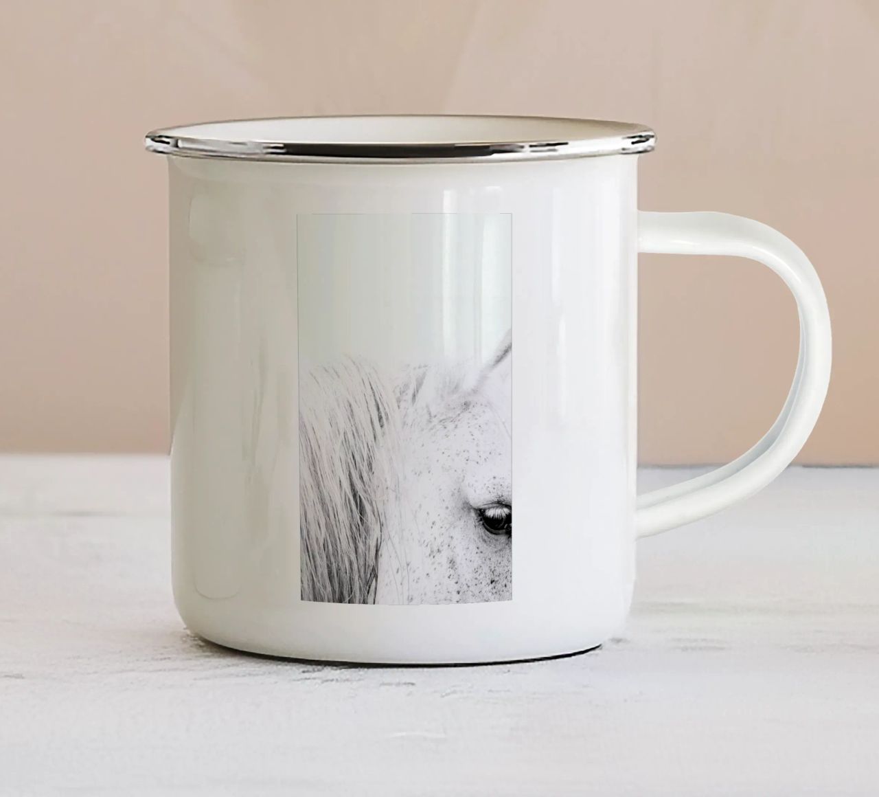 White Horse II tazza in smalto da Victoria Frost