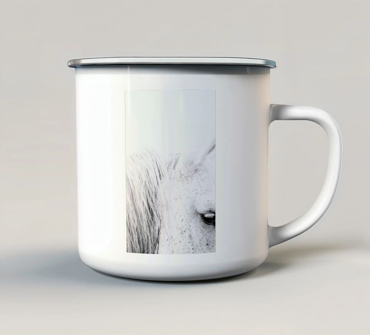 White Horse II tazza in smalto da Victoria Frost