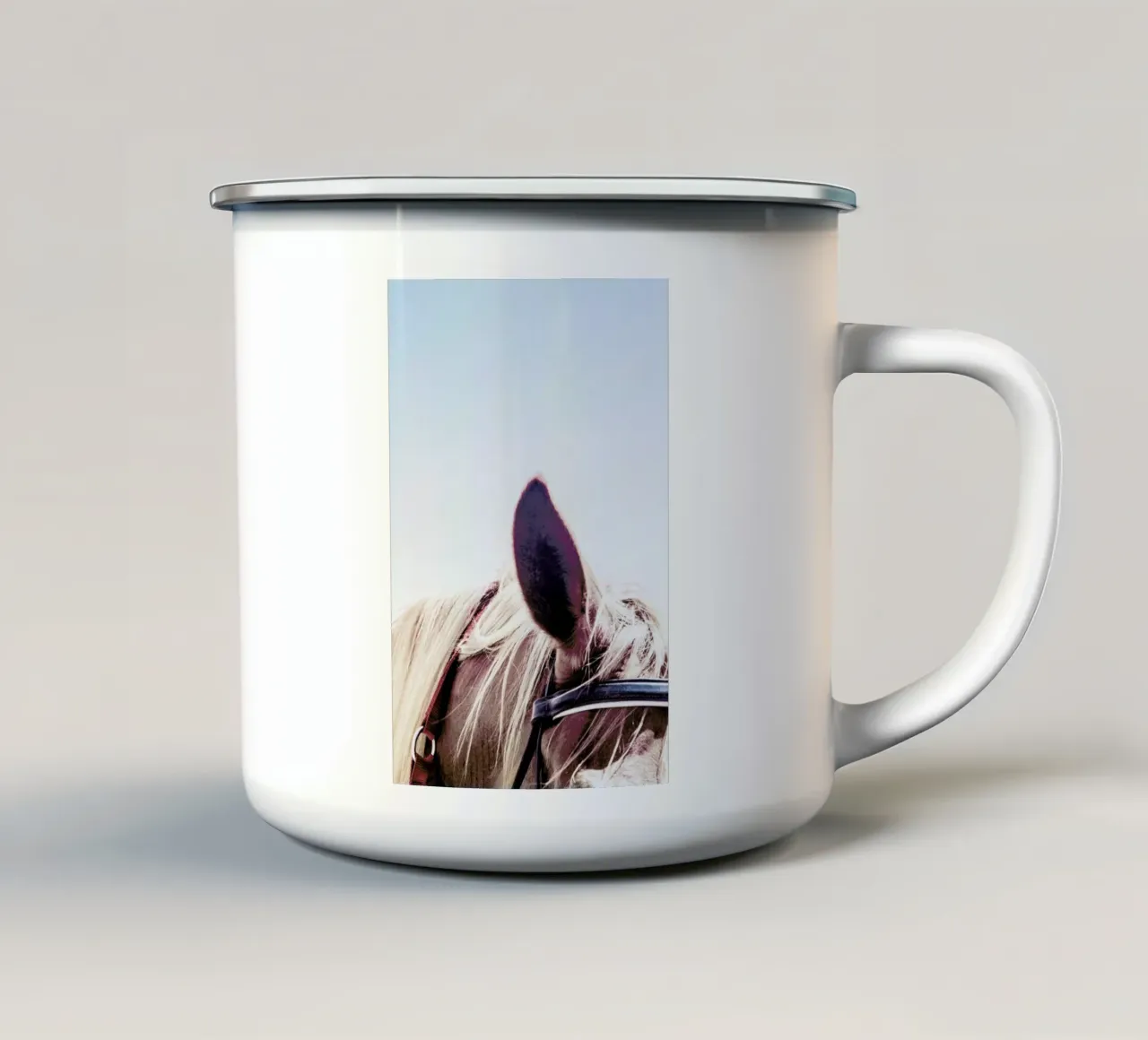 Horse III tazza in smalto da Victoria Frost