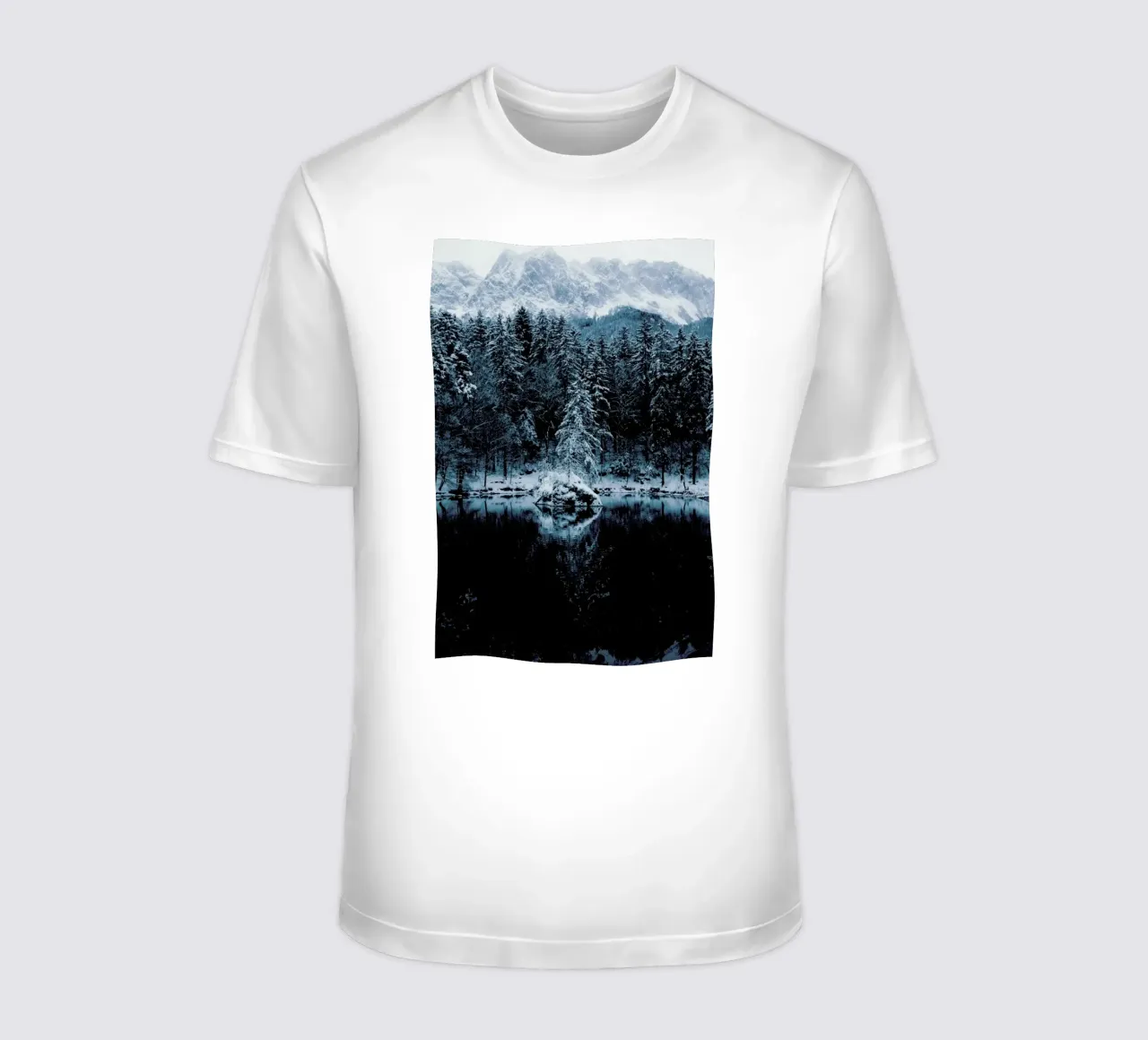 Snowy Peaks by @regnumsaturni t-shirt da EyeEm Mobile GmbH