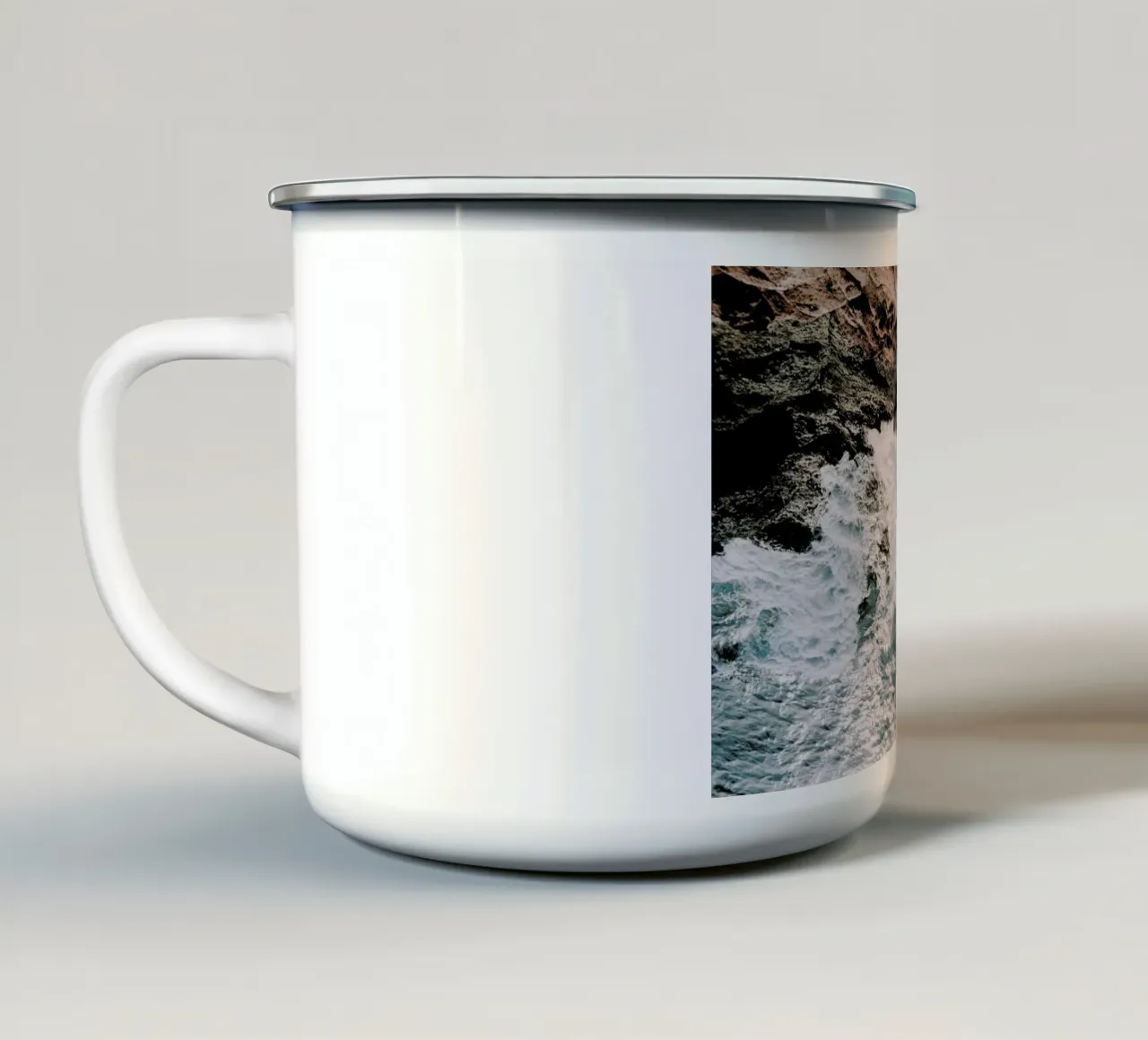Shores IX tazza in smalto da Sebastian Hilgetag