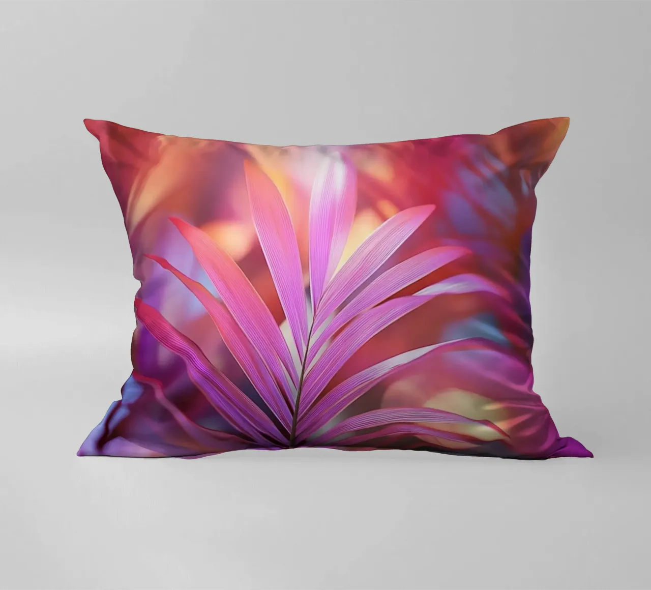 Foglie di palma in un gioco di luci cuscino da Carinaprint