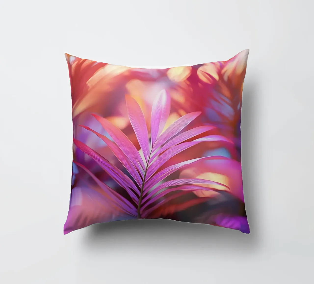 Foglie di palma in un gioco di luci cuscino da Carinaprint