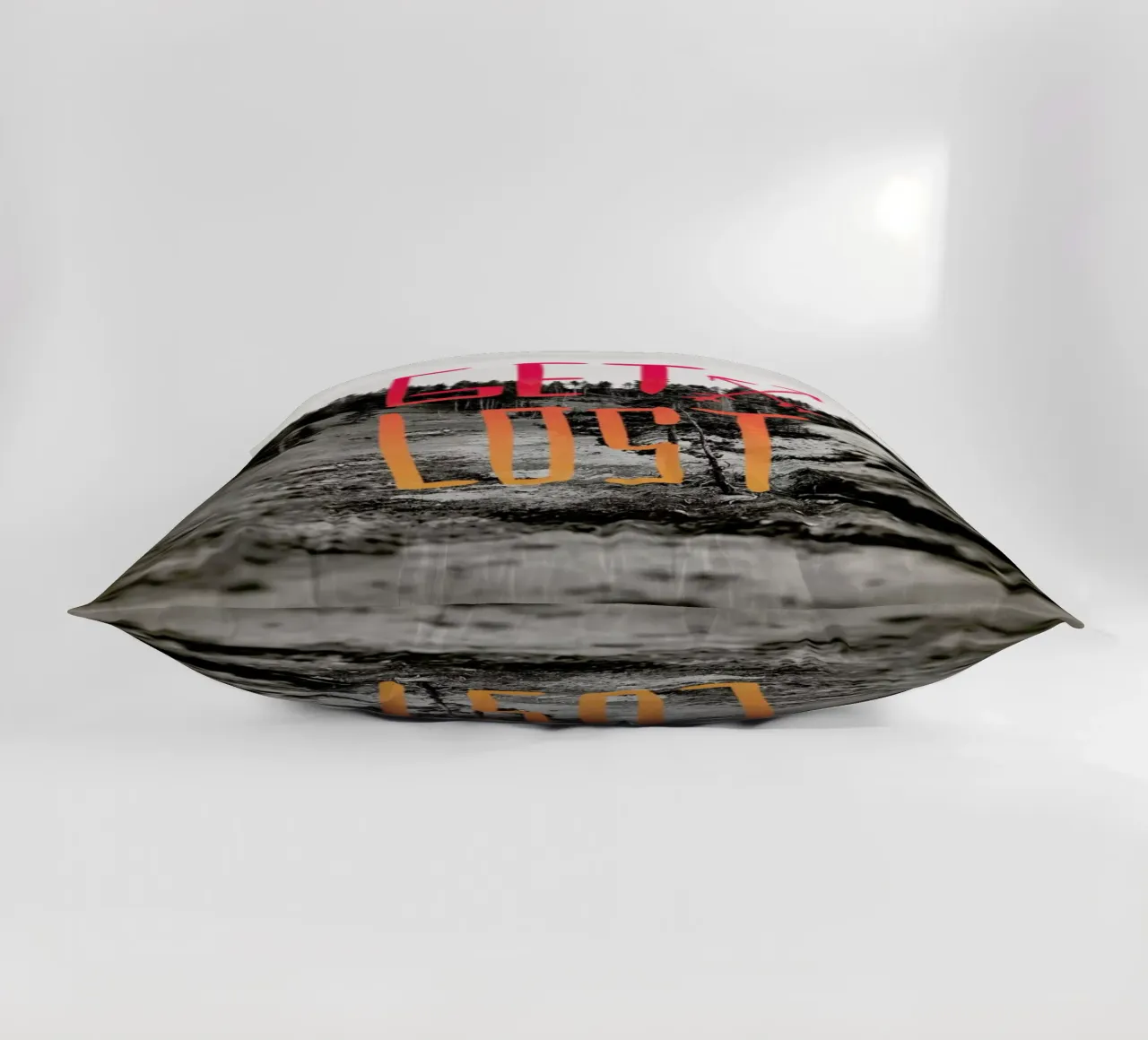 Get Lost - Red cuscino da Leah Flores