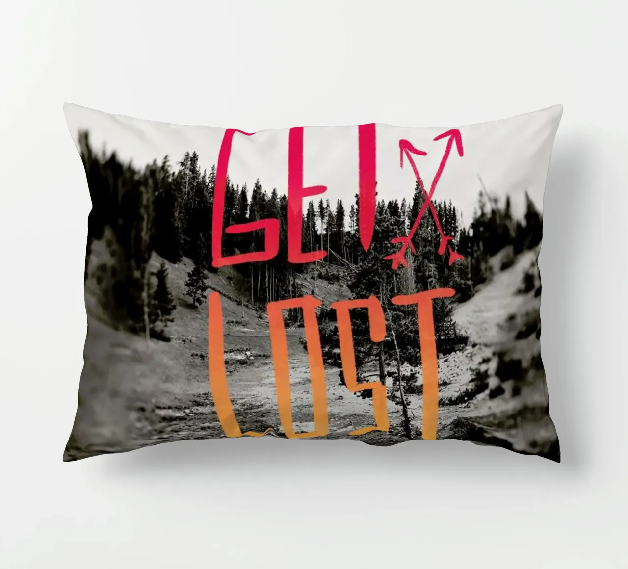 Get Lost - Red cuscino da Leah Flores