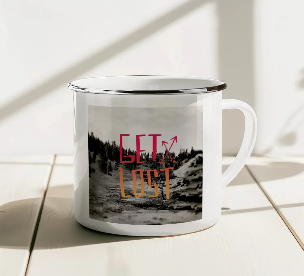 Get Lost - Red tazza in smalto da Leah Flores