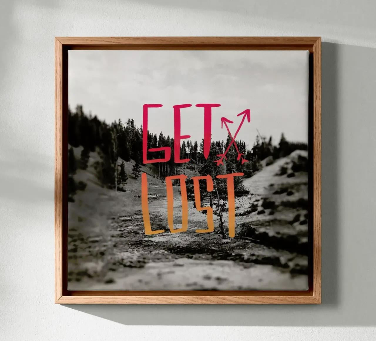 Get Lost - Red tela con Cornice a cassetta da Leah Flores