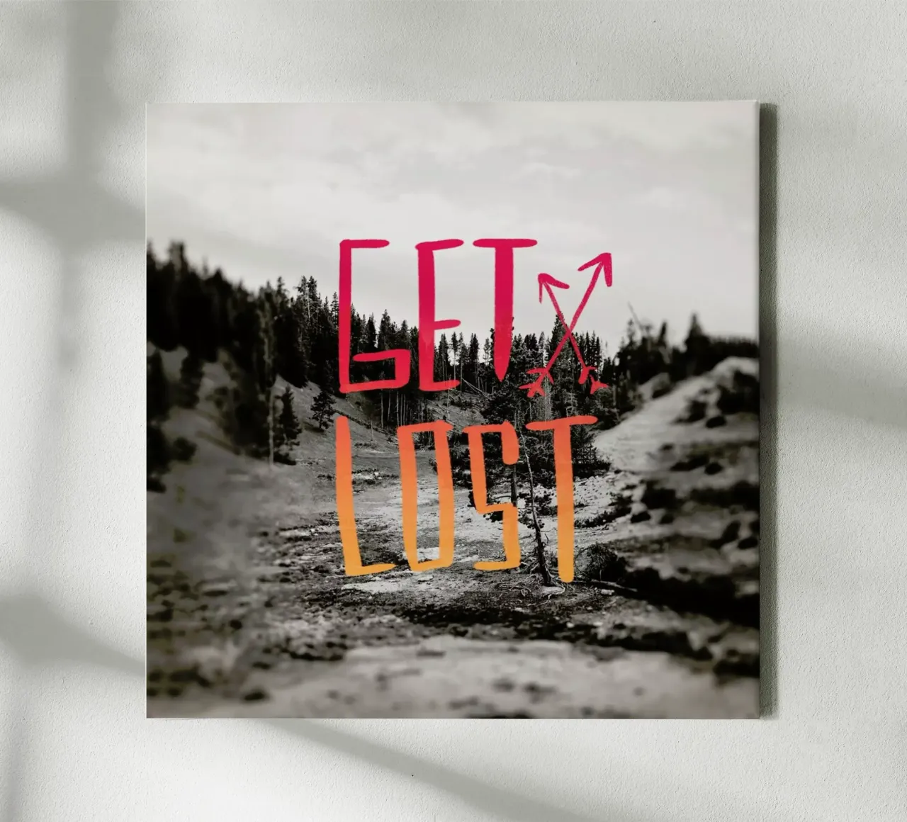 Get Lost - Red tela con Cornice a cassetta da Leah Flores