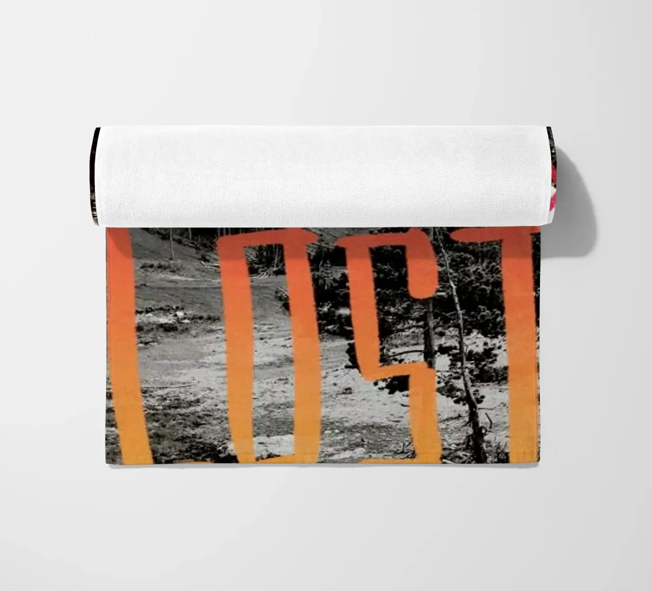 Get Lost - Red toalla de playa de Leah Flores