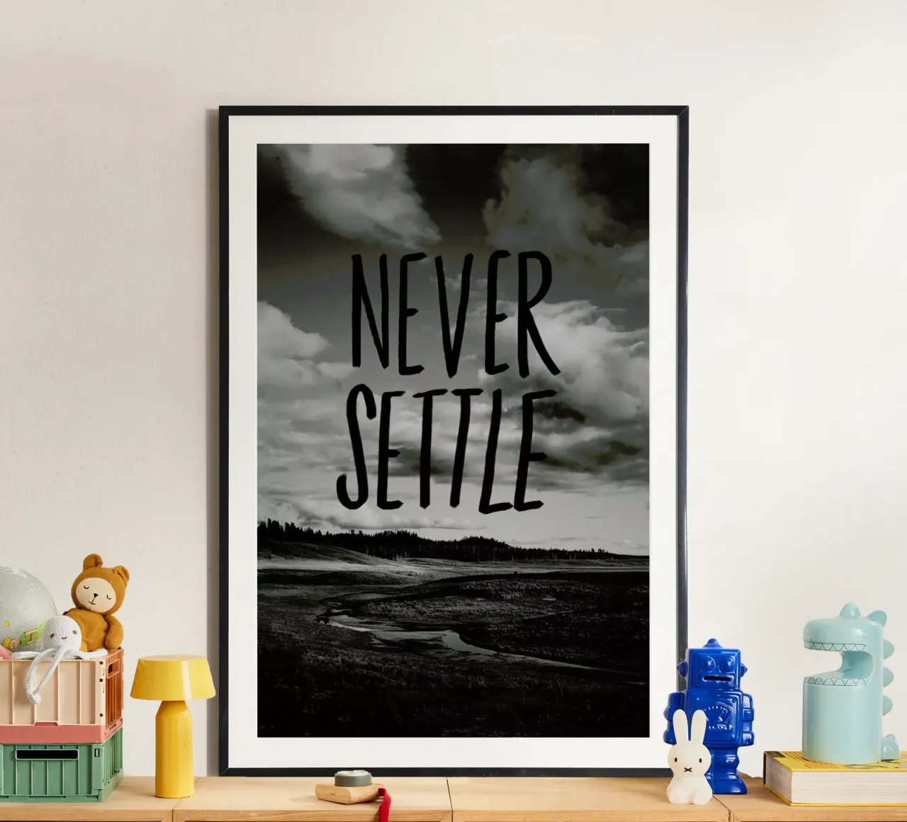 Never Settle poster con telaio in alluminio da Leah Flores