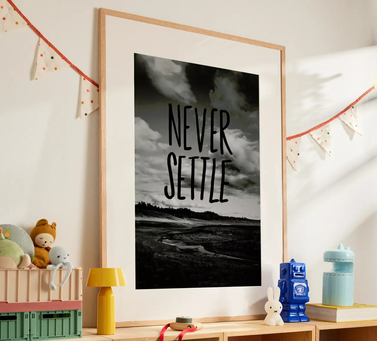Never Settle poster con telaio in alluminio da Leah Flores