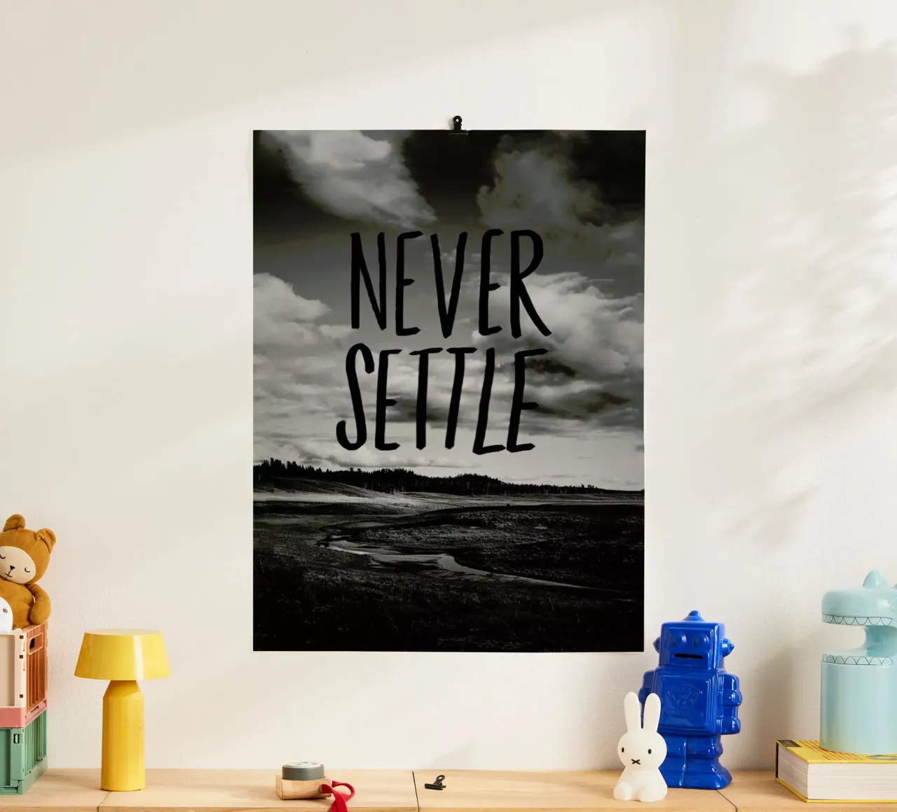 Never Settle poster con telaio in alluminio da Leah Flores