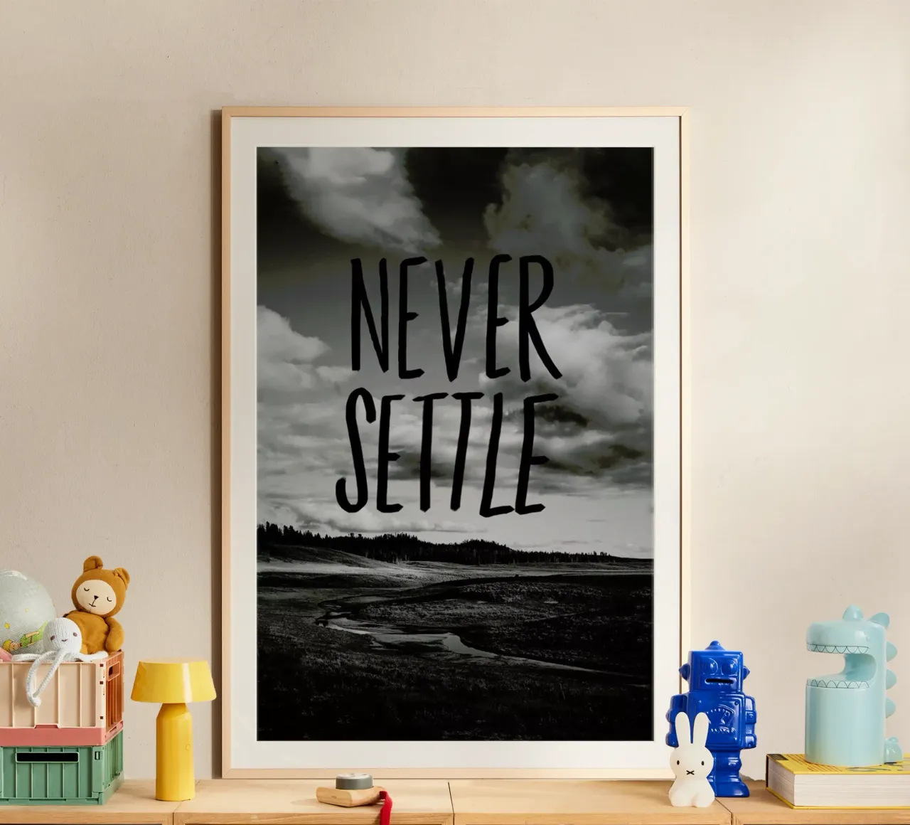 Never Settle poster con telaio in alluminio da Leah Flores