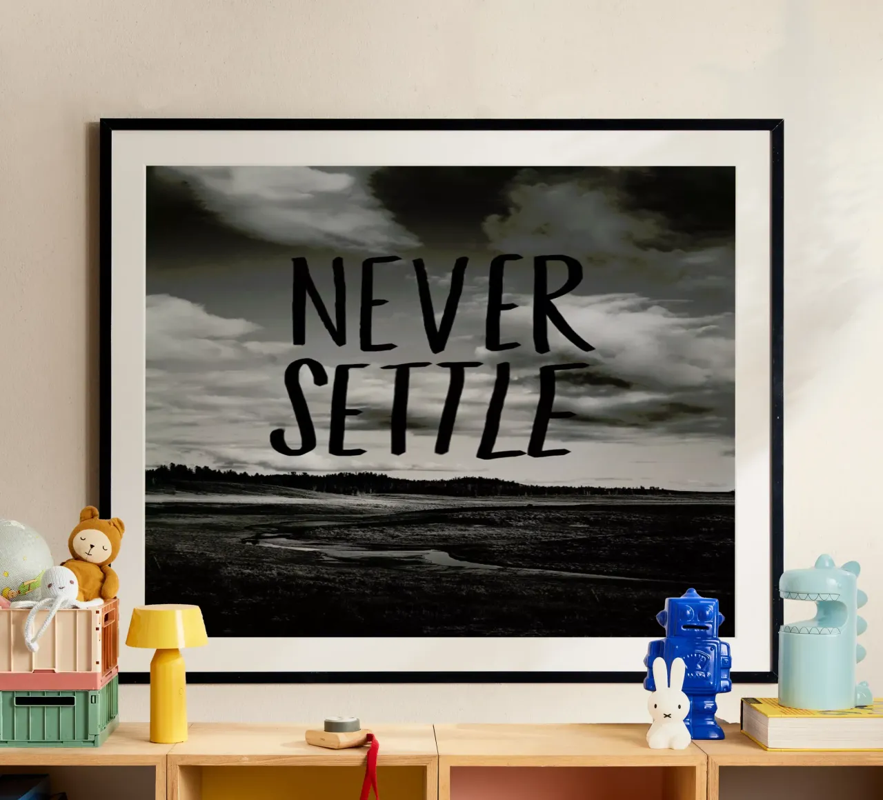 Never Settle poster con telaio in alluminio da Leah Flores