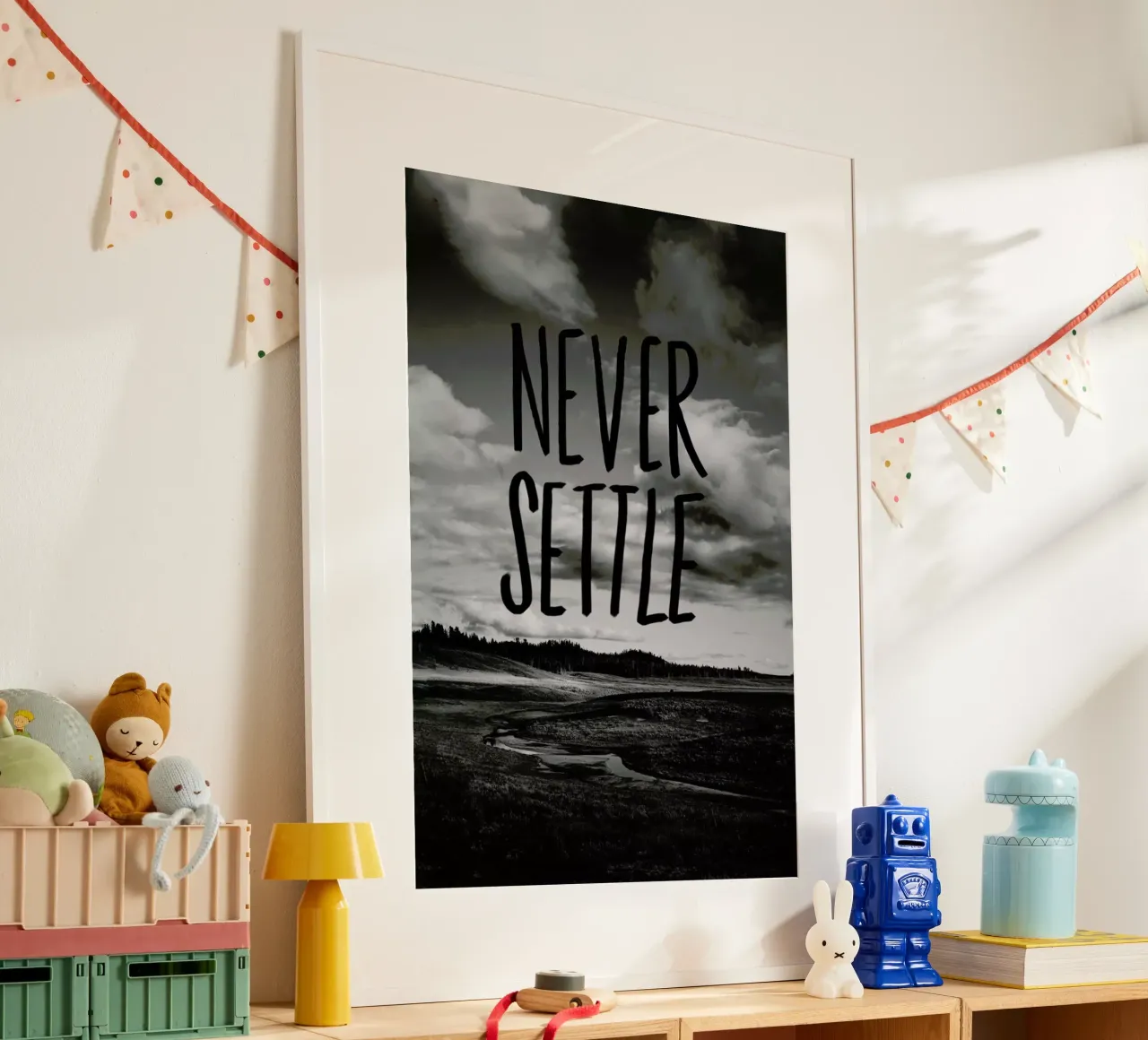 Never Settle poster con telaio in alluminio da Leah Flores
