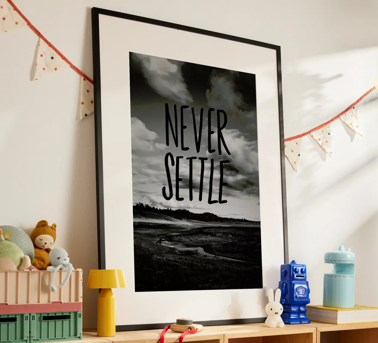 Never Settle poster con telaio in alluminio da Leah Flores