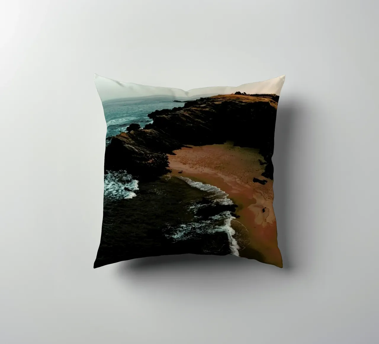 Portuguese Beach Coast with Birds cuscino da Sebastian Hilgetag