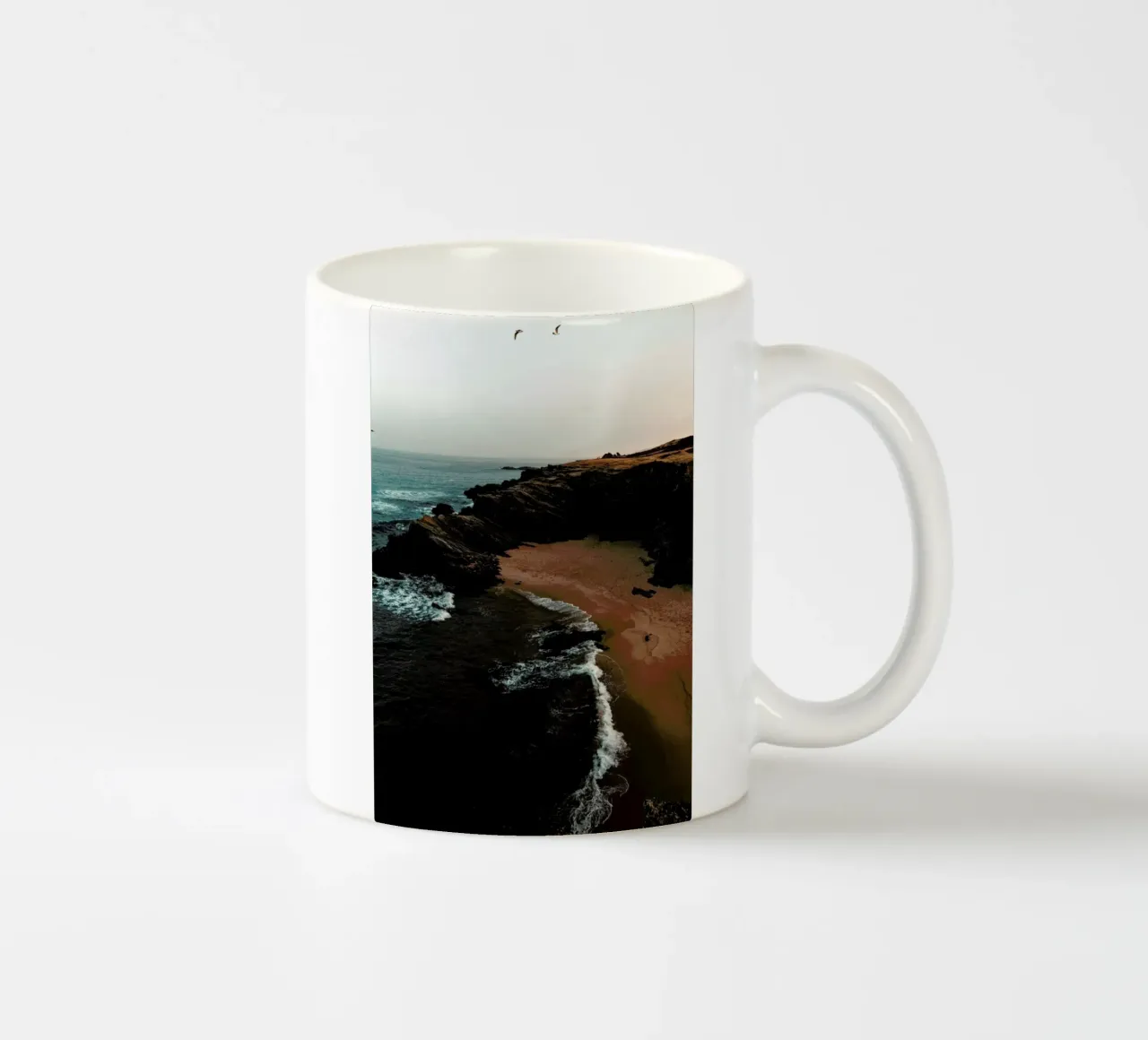 Portuguese Beach Coast with Birds tazza in ceramica da Sebastian Hilgetag