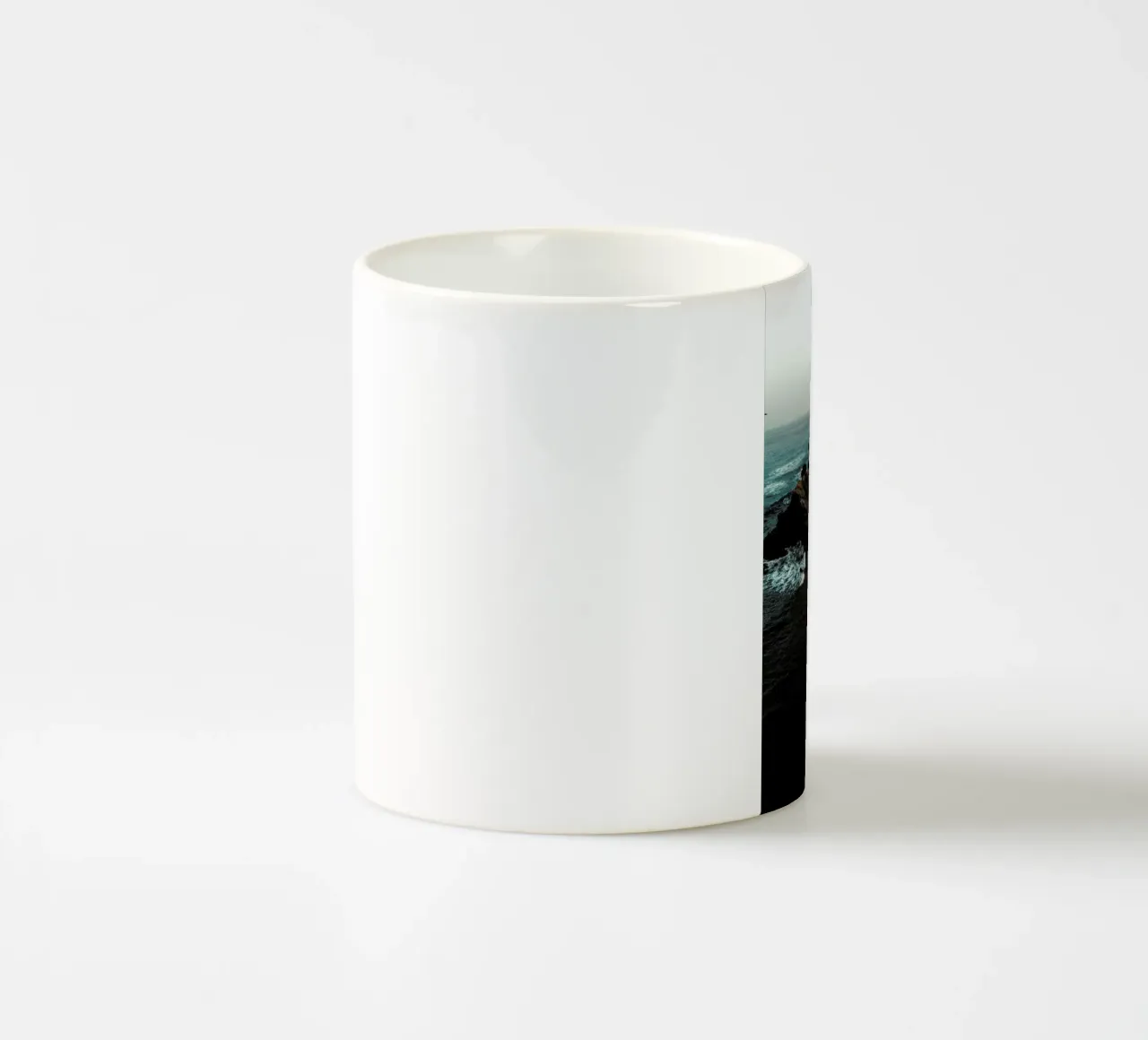 Portuguese Beach Coast with Birds tazza in ceramica da Sebastian Hilgetag