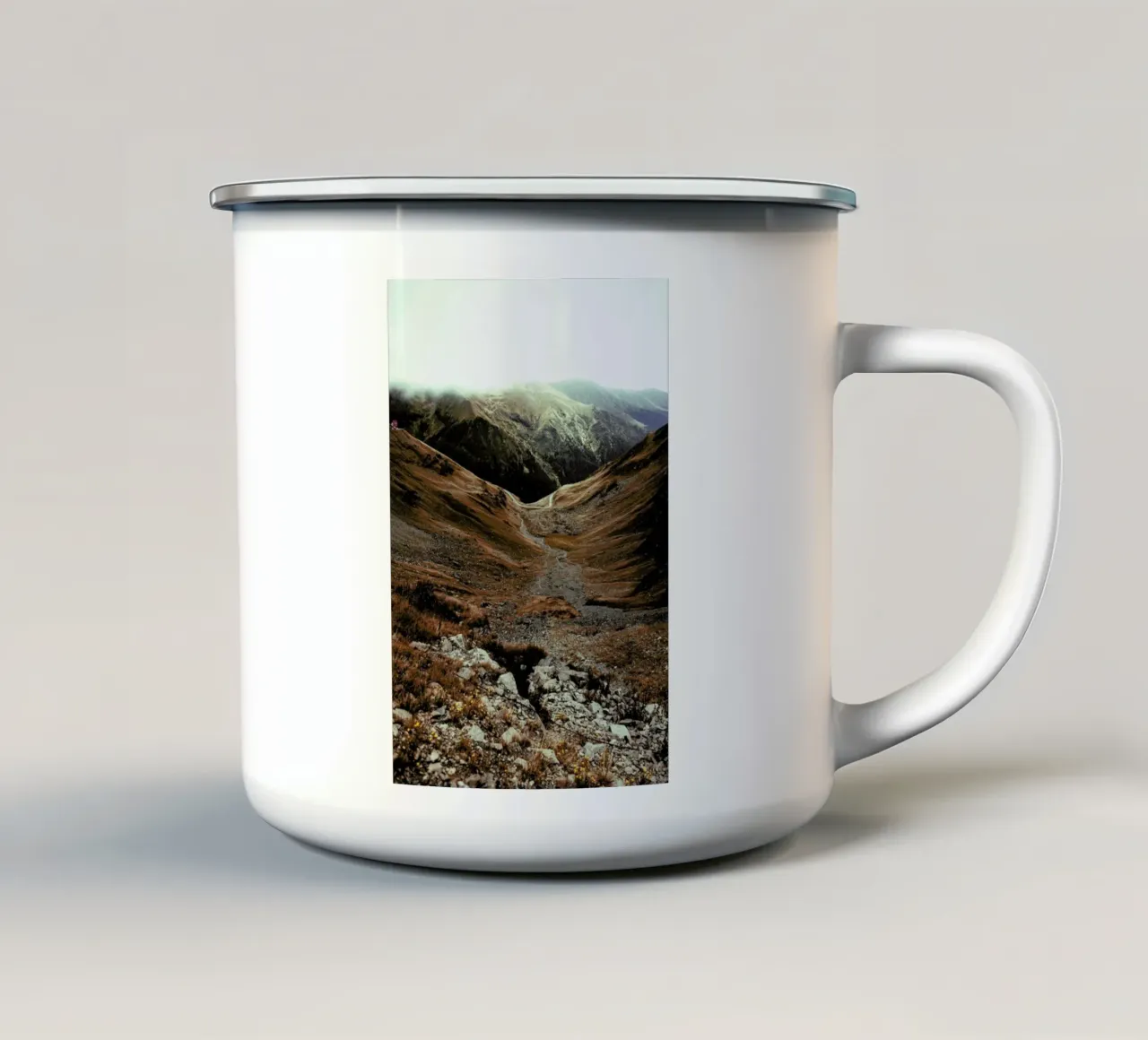 Mountains IX tazza in smalto da Sebastian Hilgetag