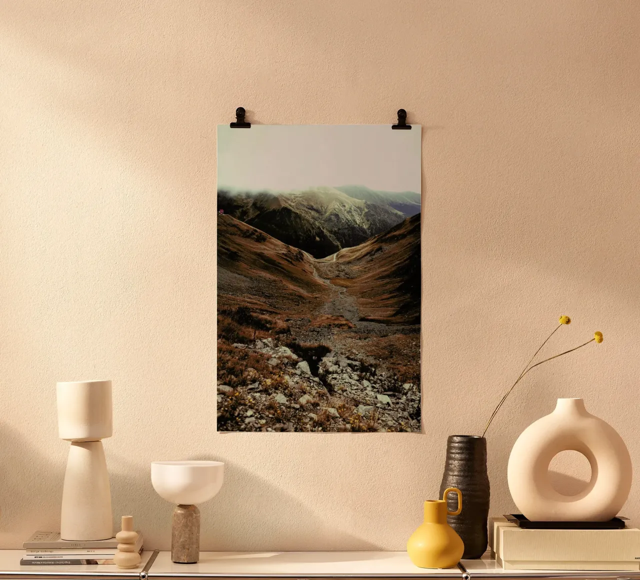 Mountains IX poster con telaio in legno da Sebastian Hilgetag