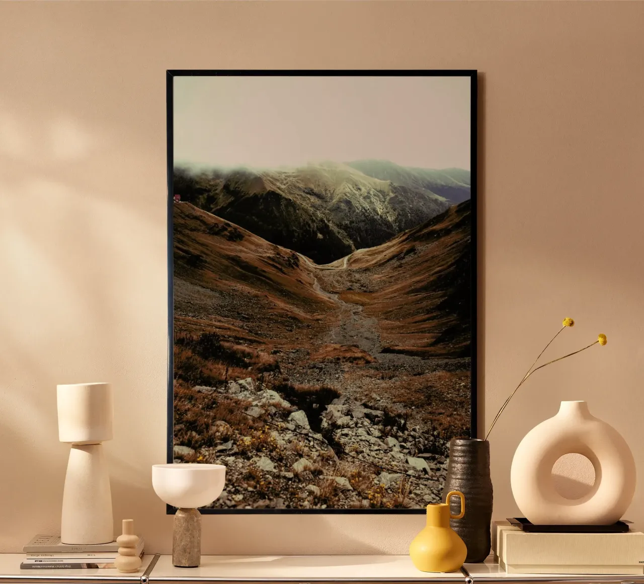 Mountains IX poster con telaio in legno da Sebastian Hilgetag