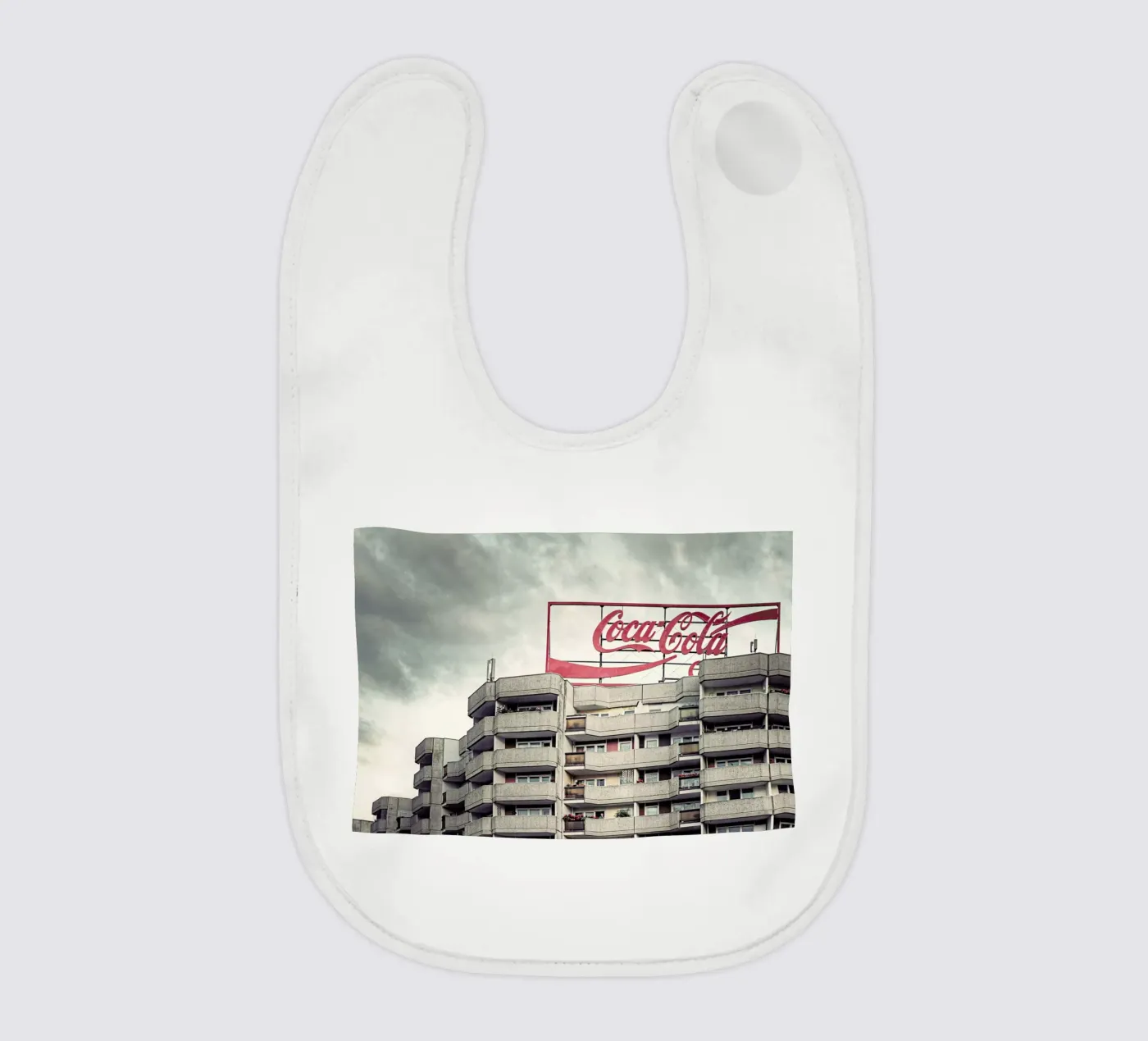 Coca Cola bavaglino da Michael Belhadi