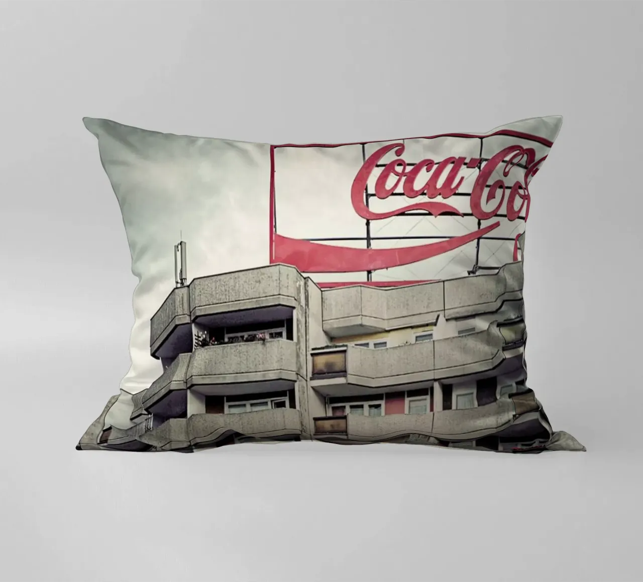 Coca Cola cuscino da Michael Belhadi