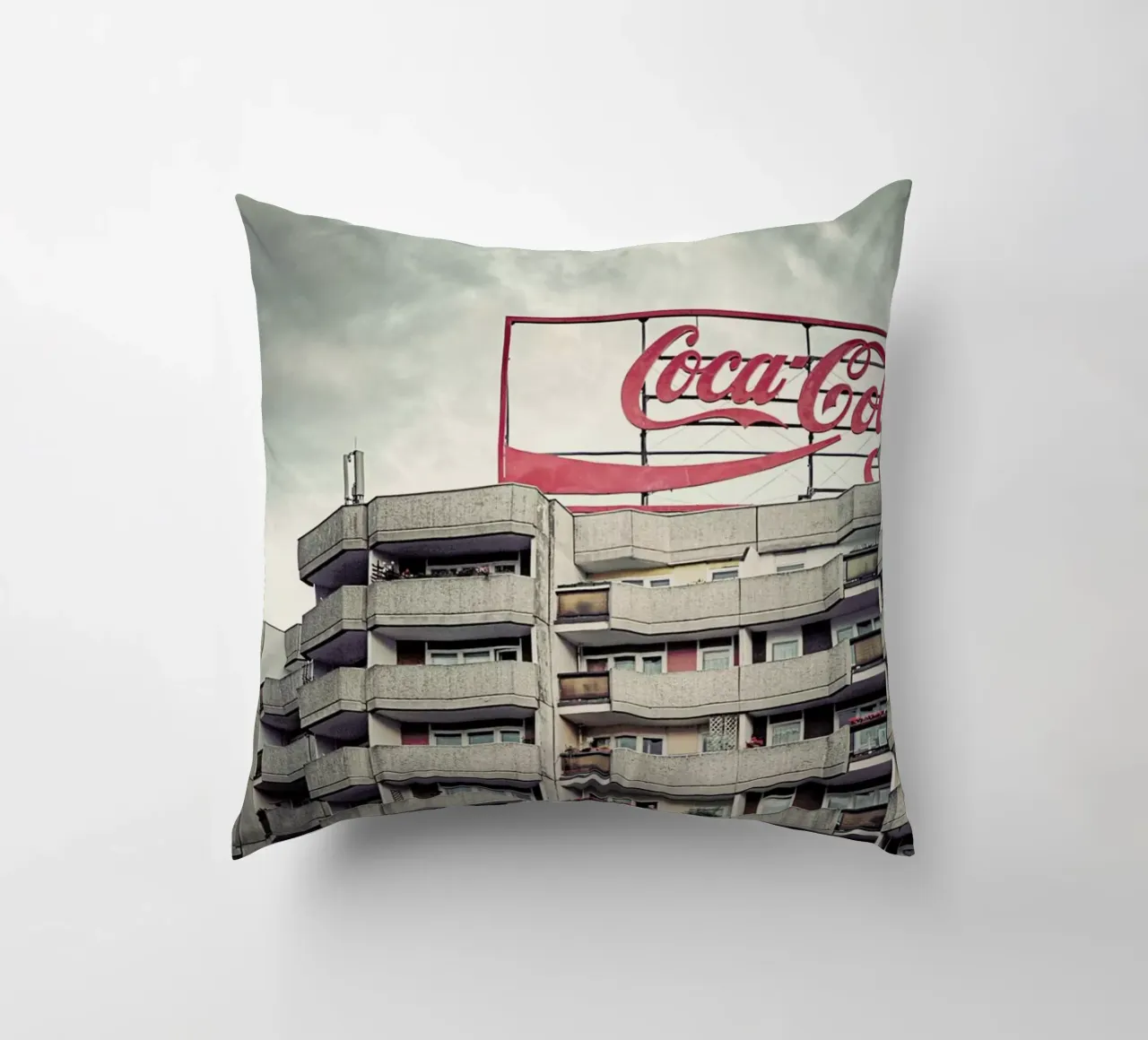 Coca Cola cuscino da Michael Belhadi