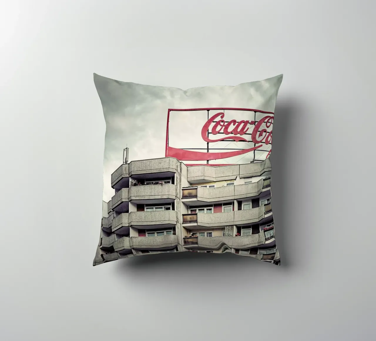 Coca Cola cuscino da Michael Belhadi