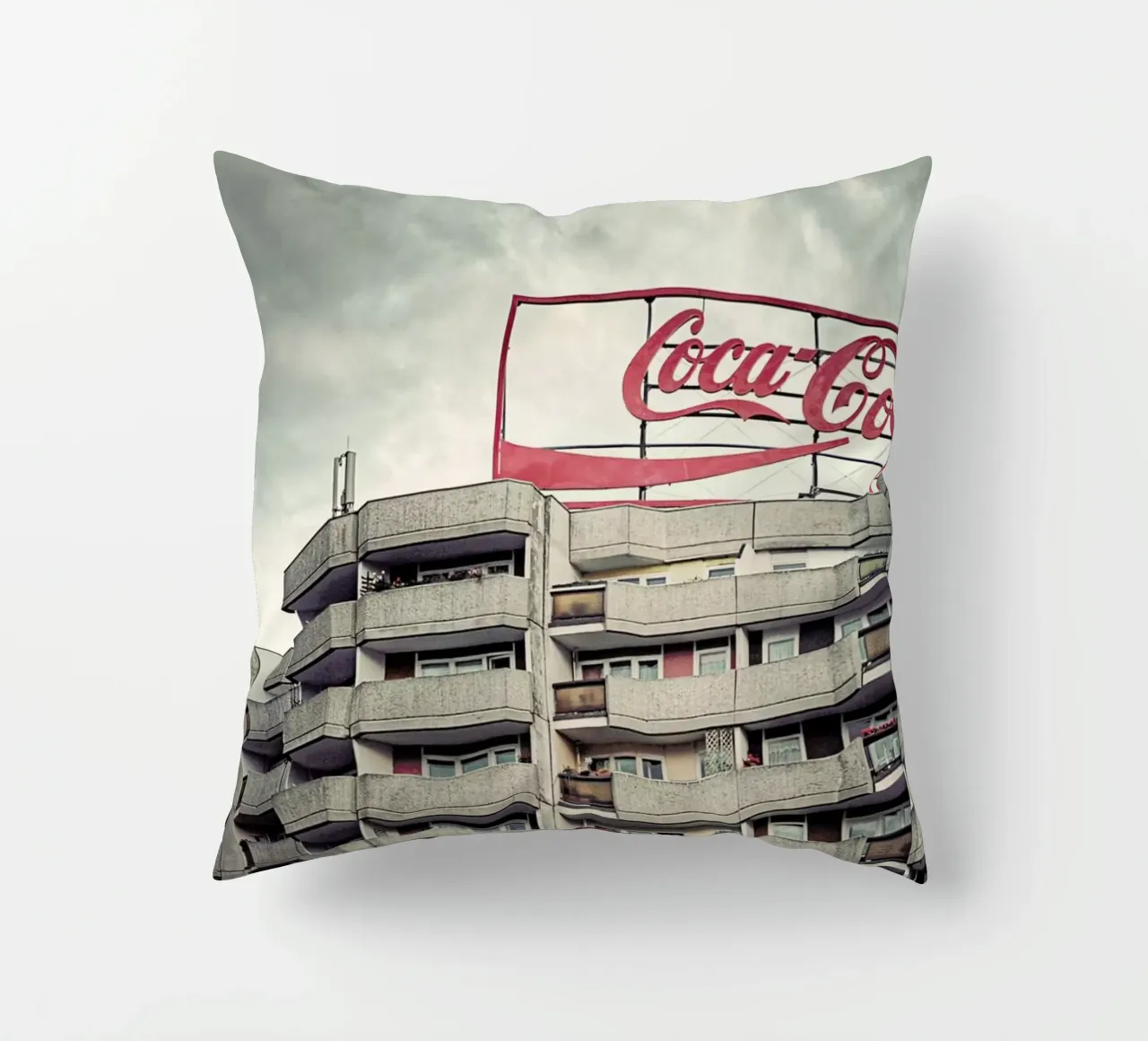 Coca Cola cuscino da Michael Belhadi