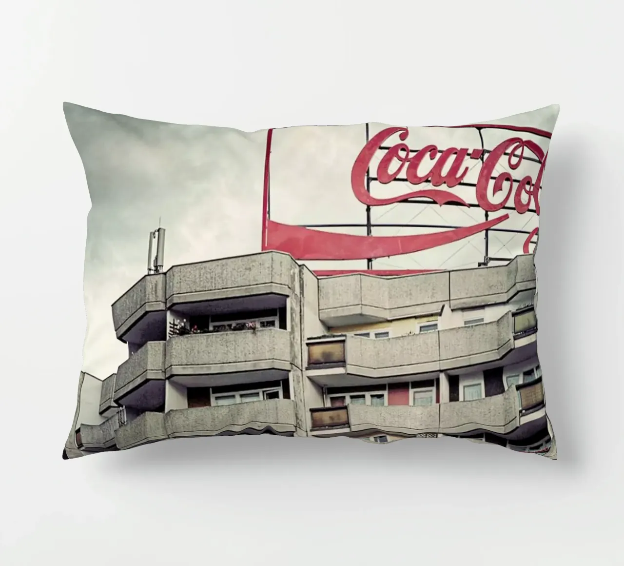 Coca Cola cuscino da Michael Belhadi