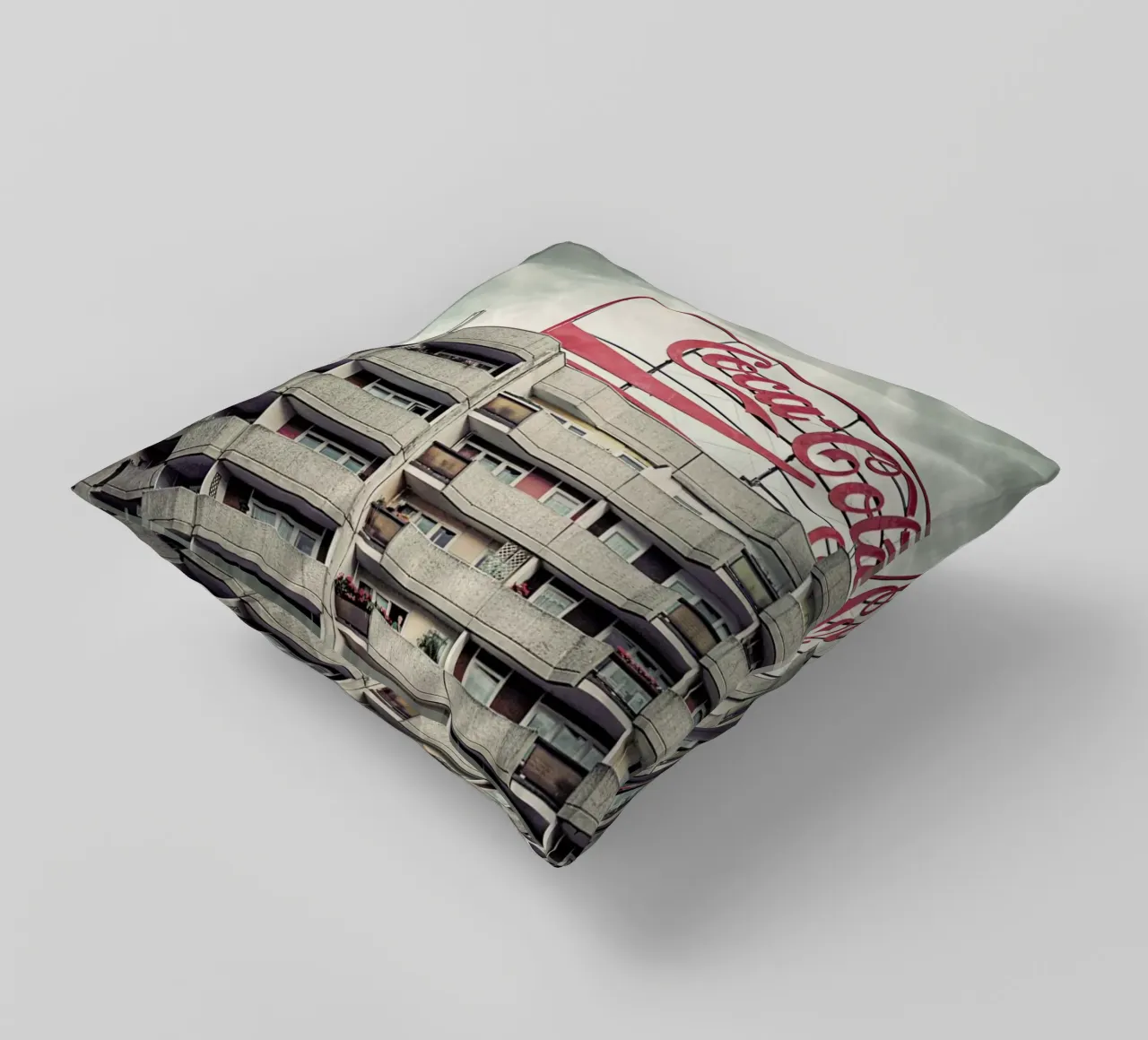 Coca Cola cuscino da Michael Belhadi