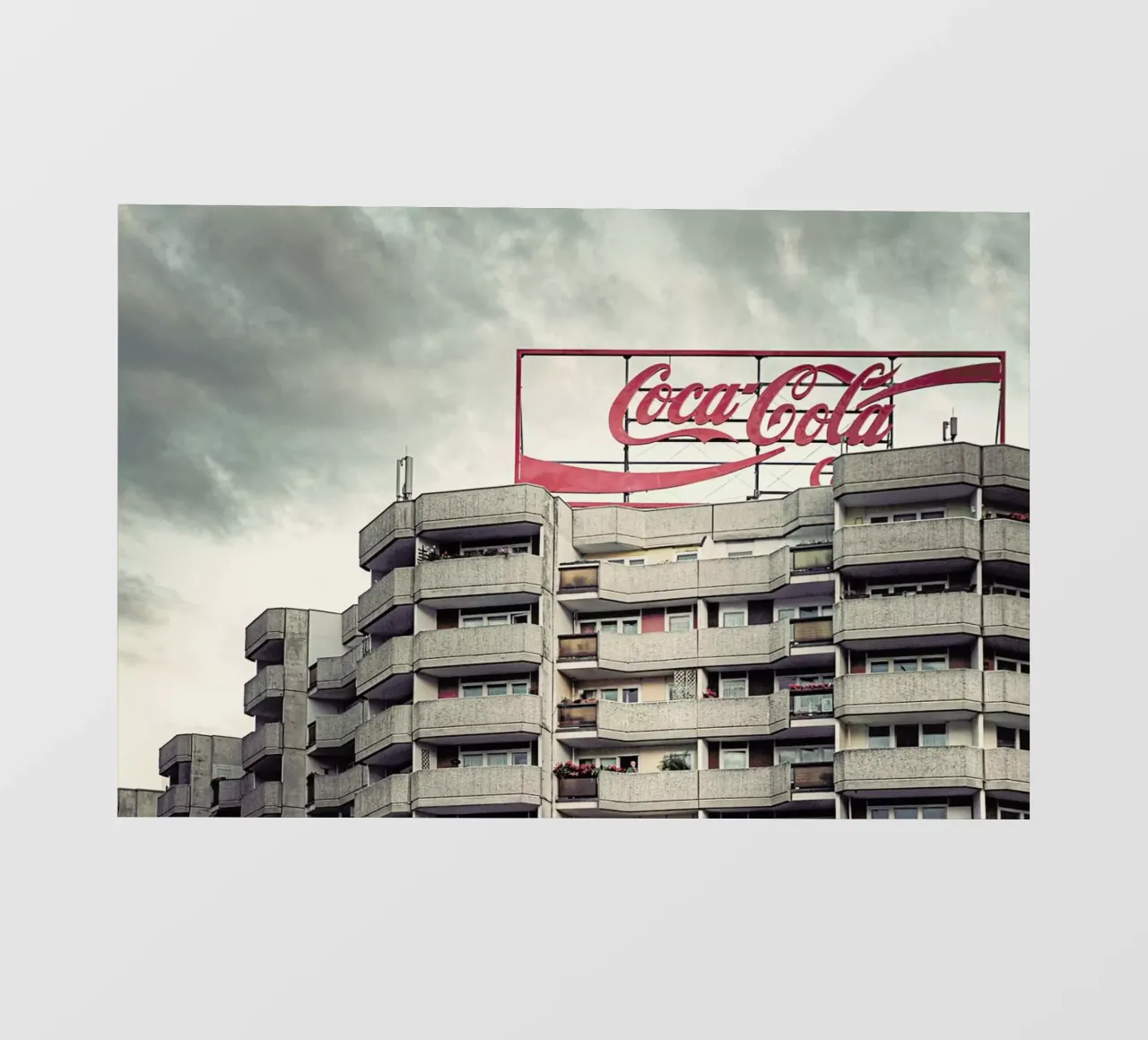 Coca Cola pellicola backlit da Michael Belhadi