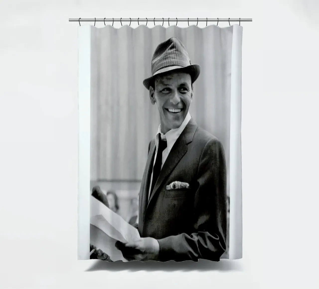 Frank Sinatra, 1957 douchegordijn van Gallery Print and Art Limited