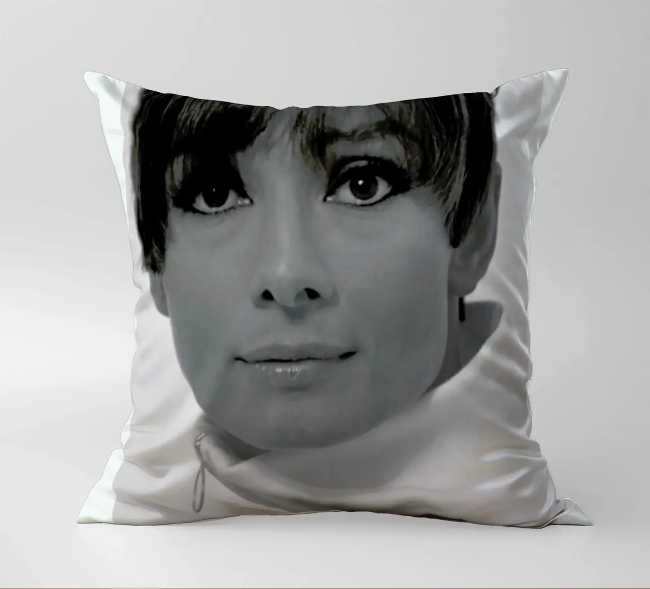 Audrey Hepburn, 1966 cuscino da Gallery Print and Art Limited