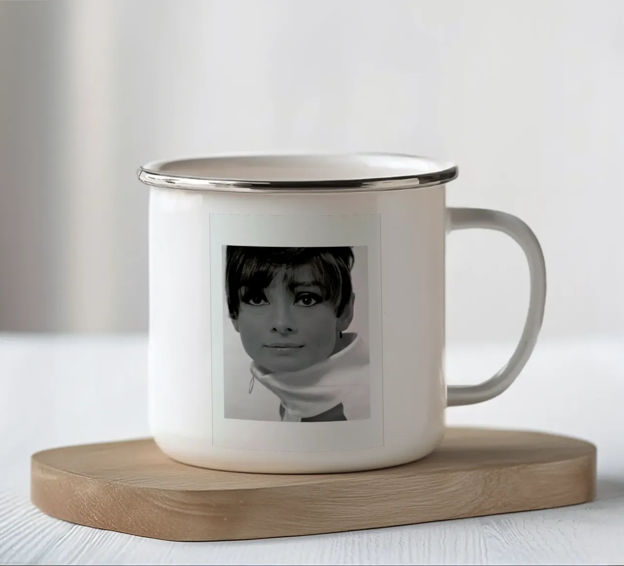 Audrey Hepburn, 1966 tazza in smalto da Gallery Print and Art Limited