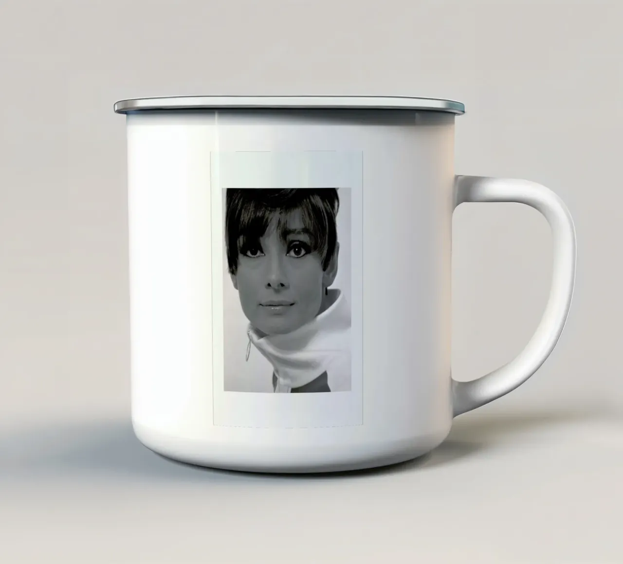 Audrey Hepburn, 1966 tazza in smalto da Gallery Print and Art Limited