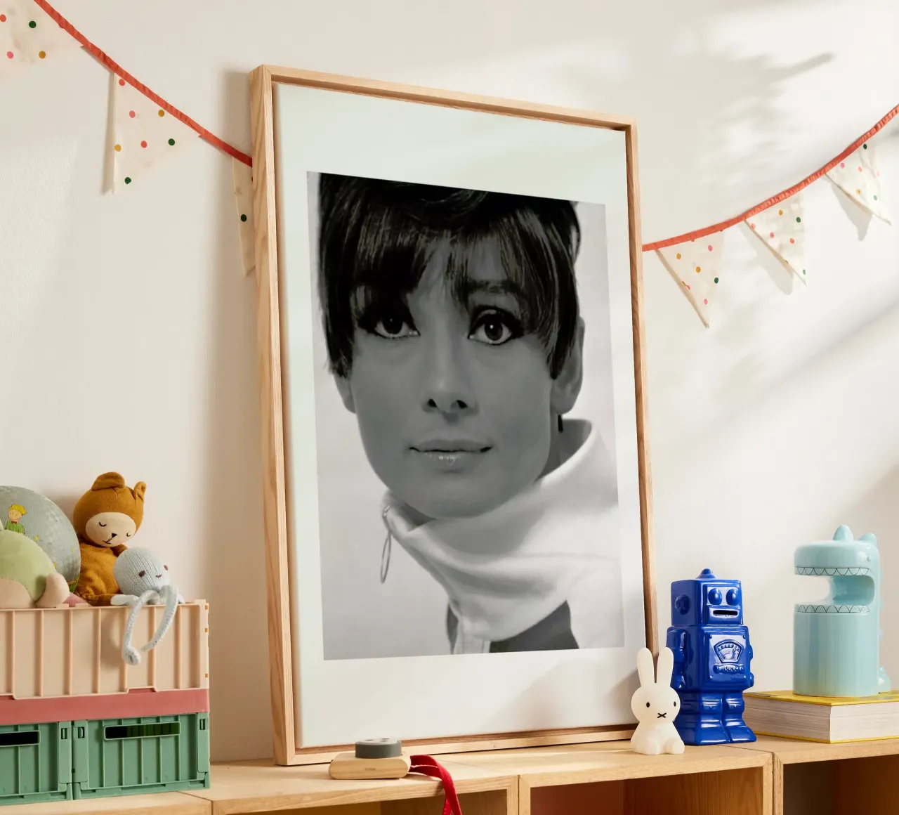 Audrey Hepburn, 1966 tela con Cornice a cassetta da Gallery Print and Art Limited