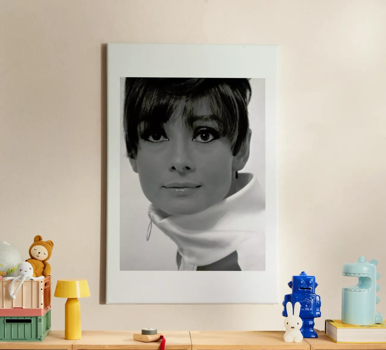 Audrey Hepburn, 1966 tela con Cornice a cassetta da Gallery Print and Art Limited