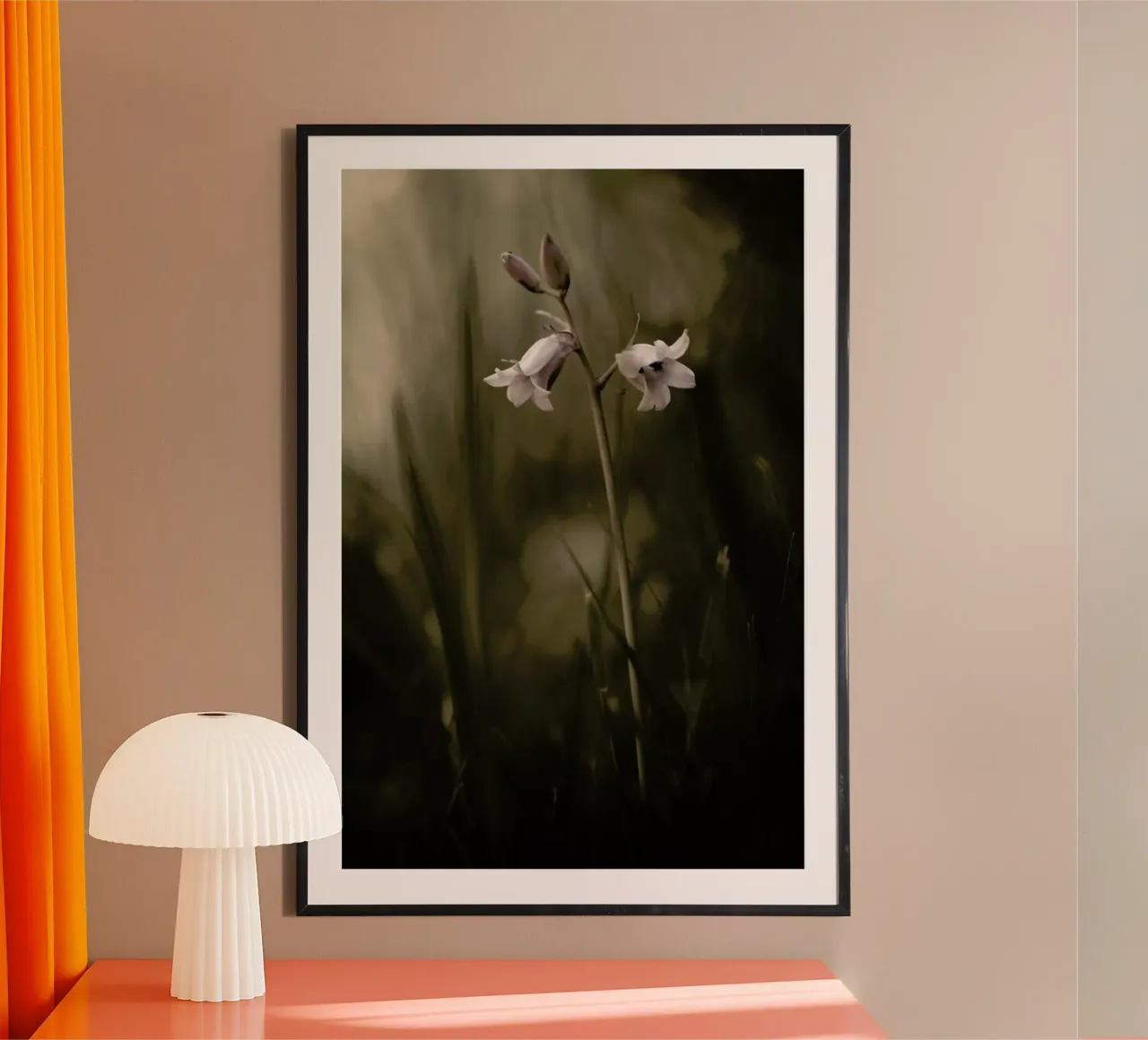 A Small Flower on the Ground - Allan Wallberg poster con telaio in plastica da Pictufy