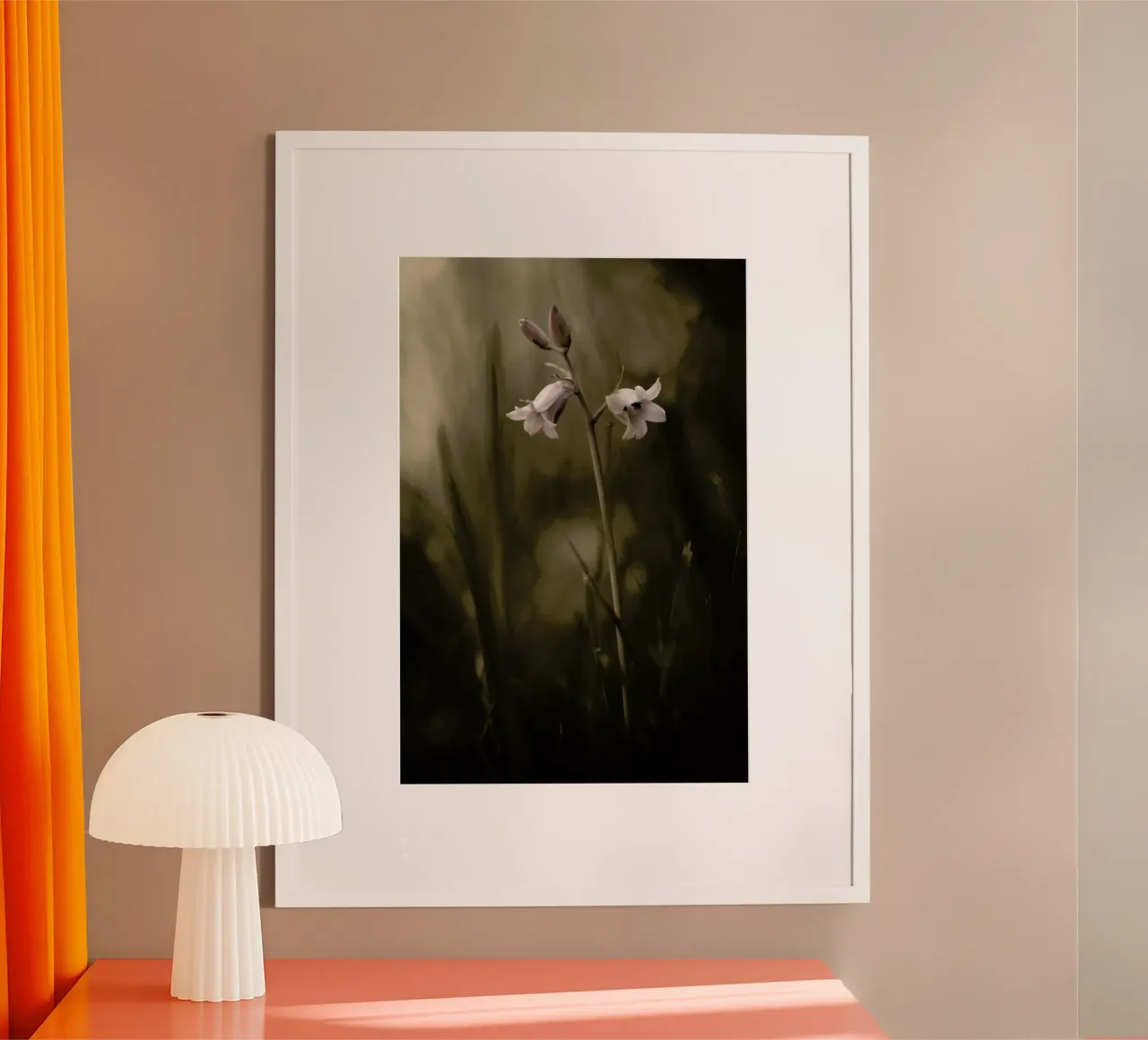 A Small Flower on the Ground - Allan Wallberg poster con telaio in plastica da Pictufy